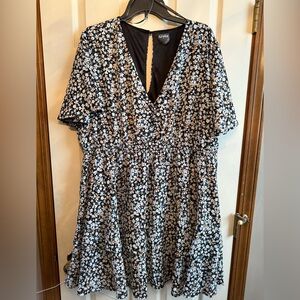 Arula Tallulah size B 2X ditsy floral V neck tiered black dress